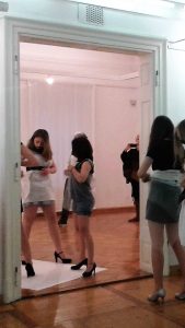 Performance im Rahmen der Ausstellungseröffnung CUTS